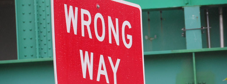 A wrong way road sign in Boston, Massachusetts - Par MarkBuckawicki [CC0], via Wikimedia Commons